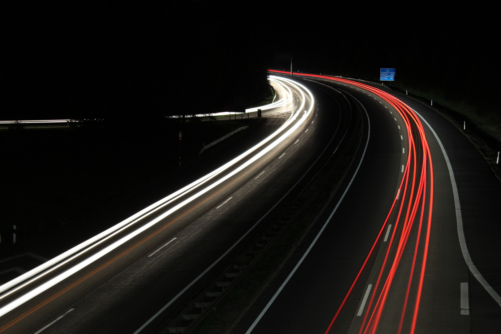 Autobahn bei Nacht