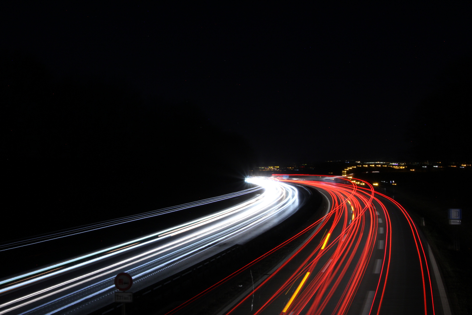 Autobahn bei Nacht