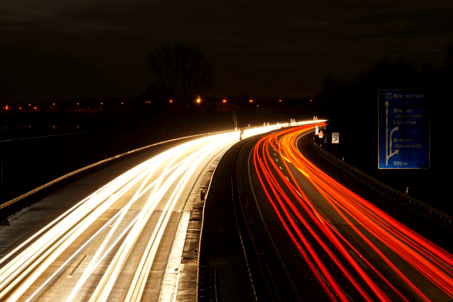 Autobahn bei Nacht