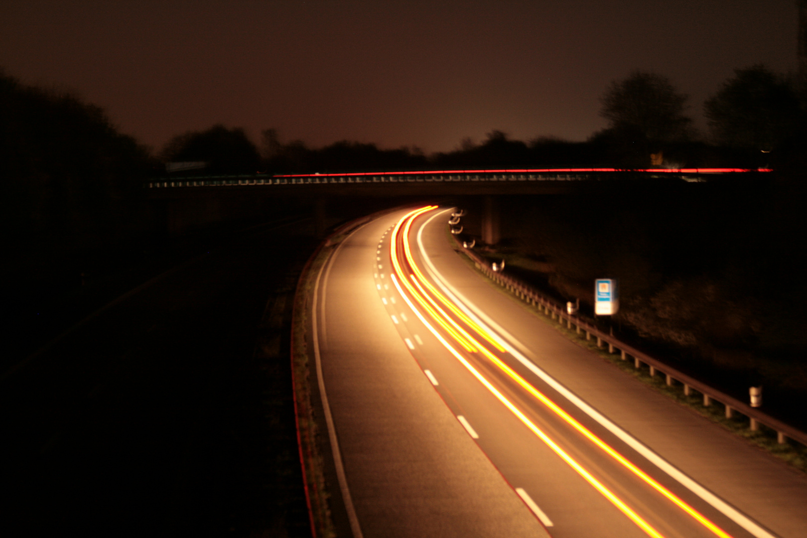 Autobahn bei Nacht