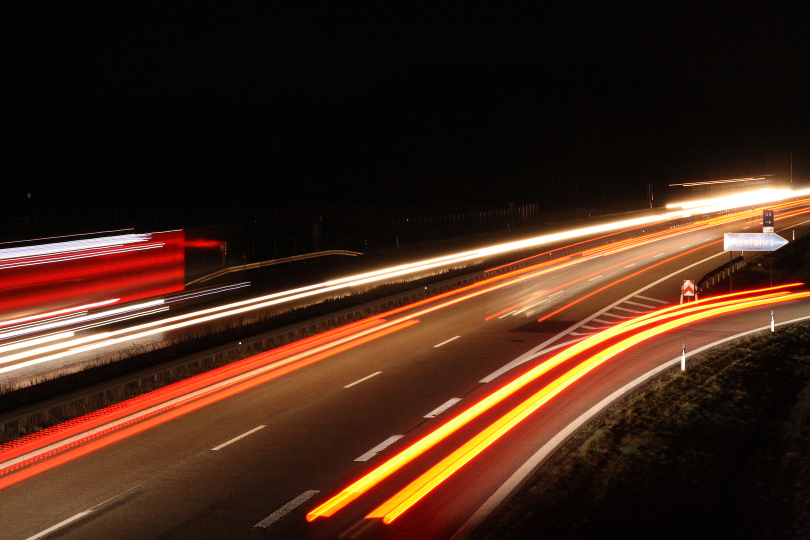 Autobahn bei Nacht