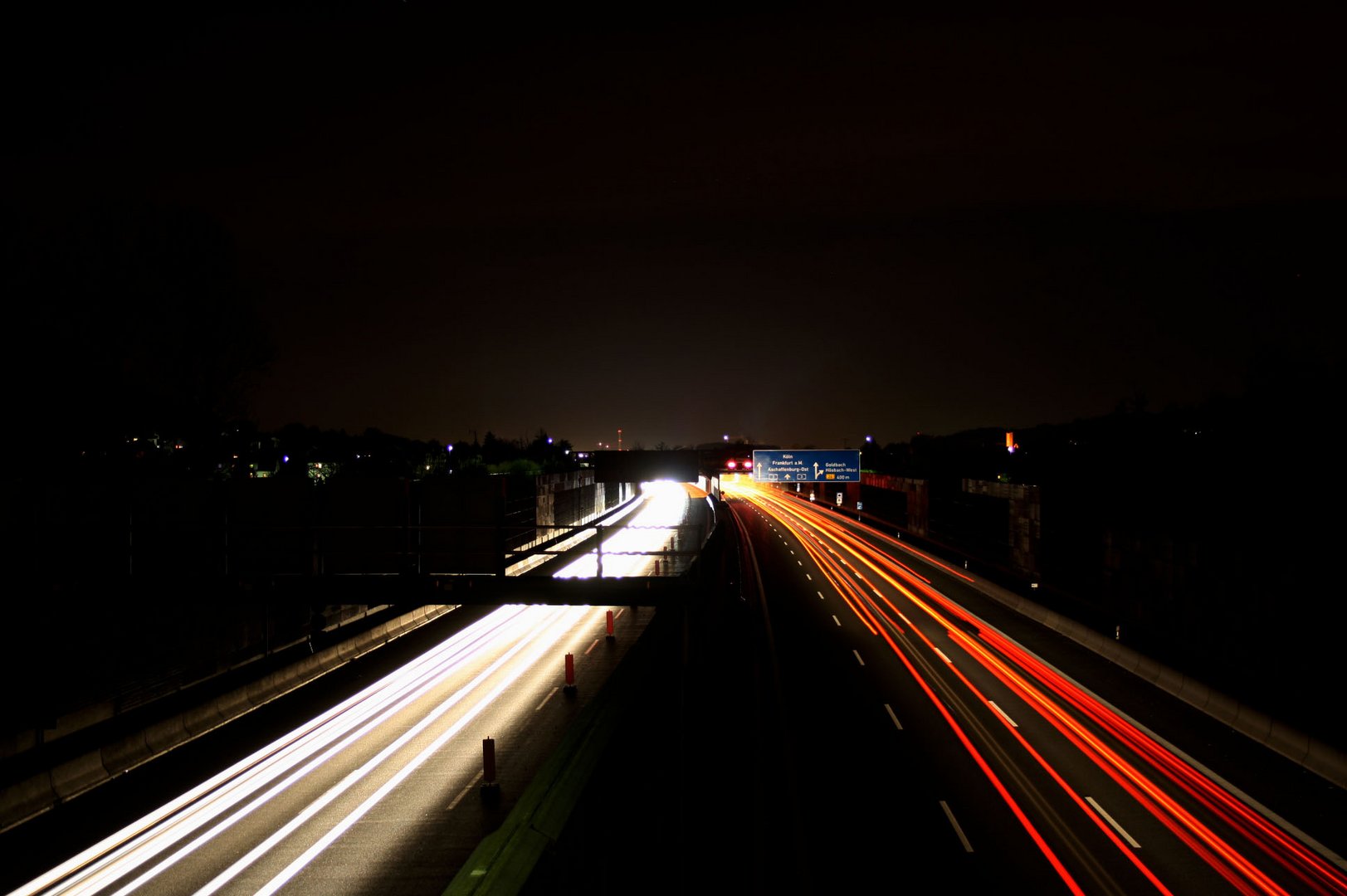 Autobahn bei Nacht