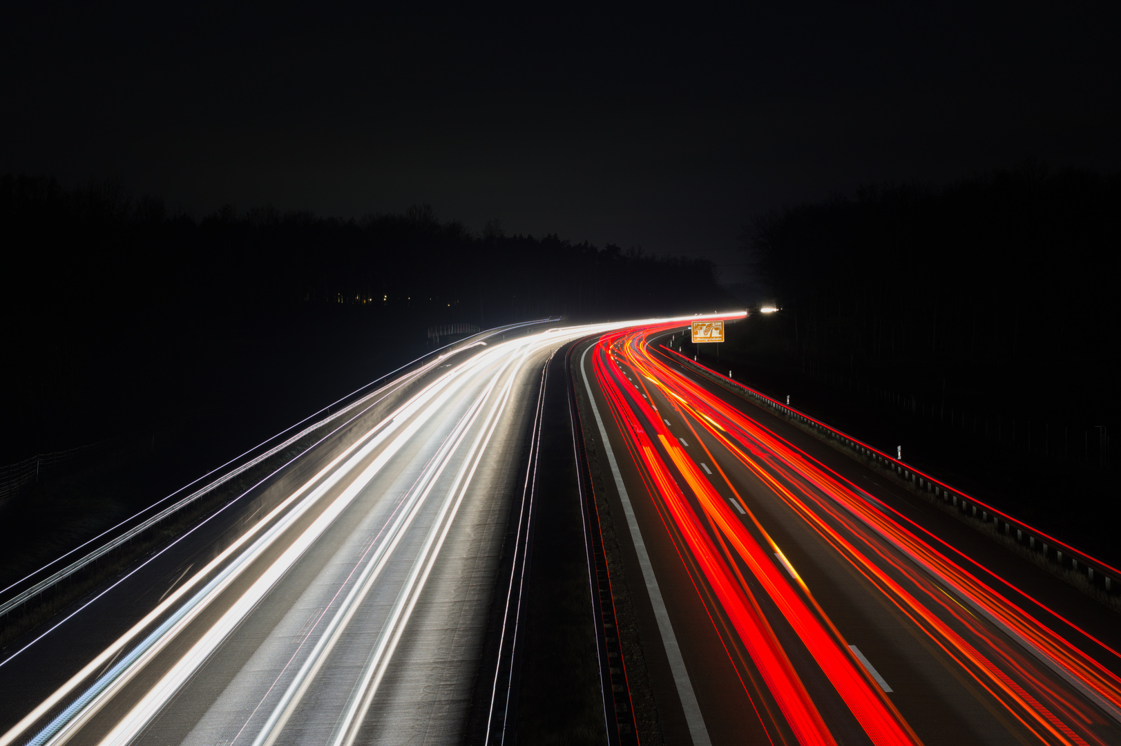 Autobahn bei Nacht