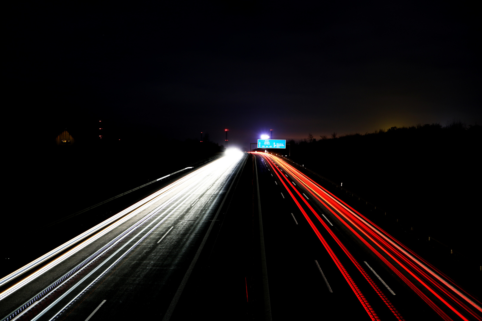 Autobahn bei Nacht