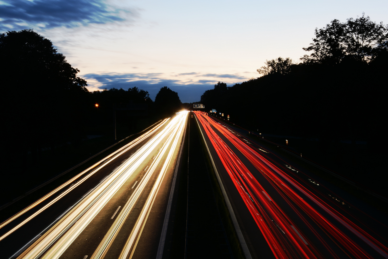 Autobahn bei Nacht