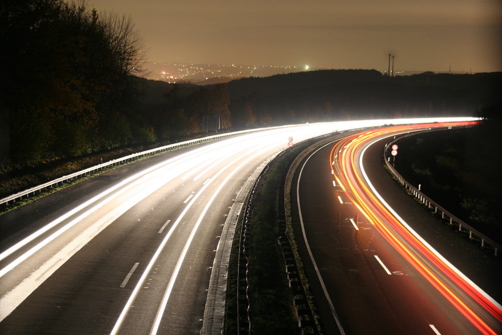 Autobahn bei Nacht