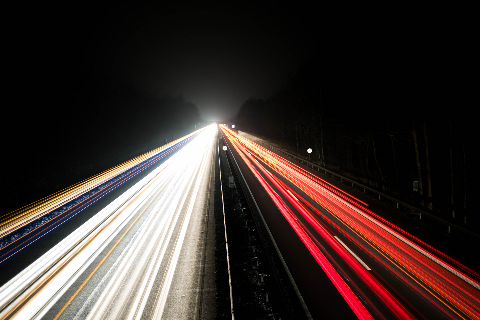 Autobahn bei Nacht