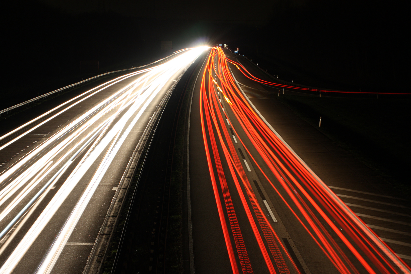 Autobahn bei Nacht