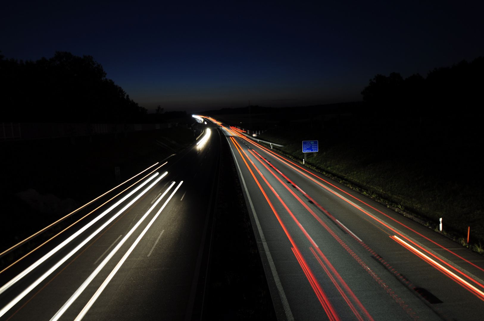 Autobahn bei Nacht