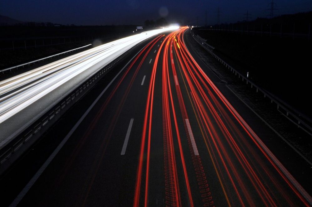 Autobahn bei Nacht