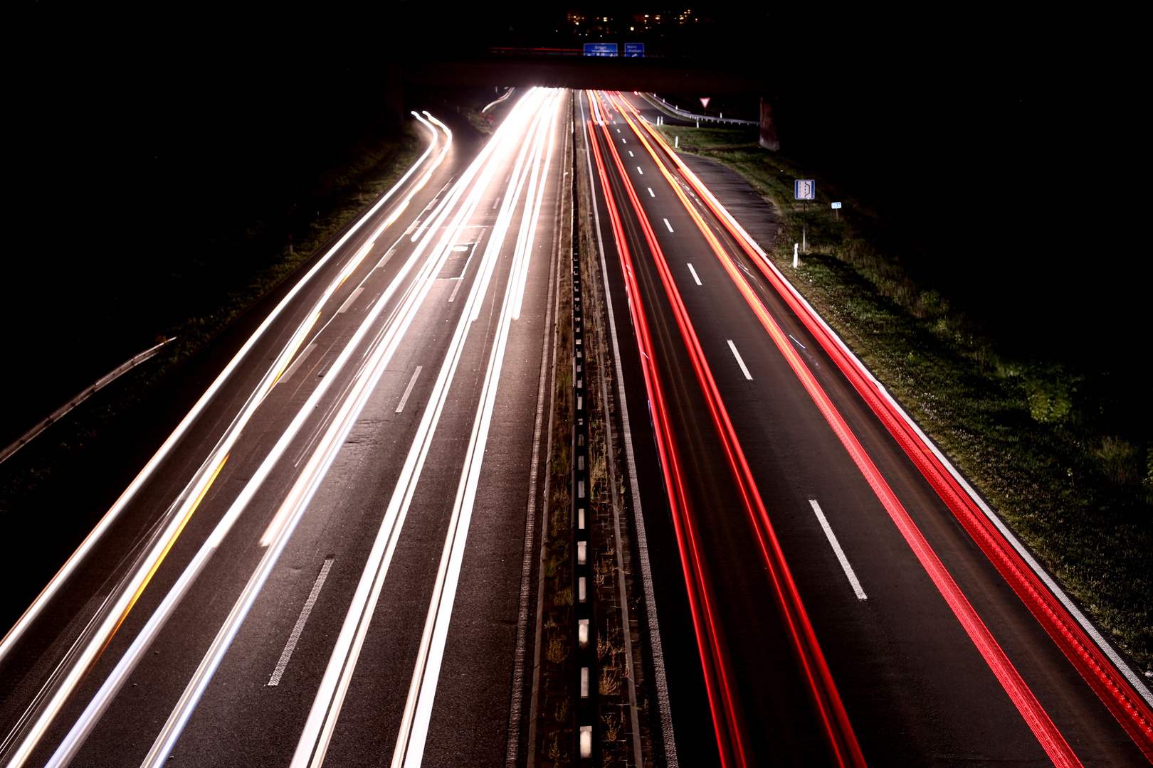 Autobahn bei Nacht