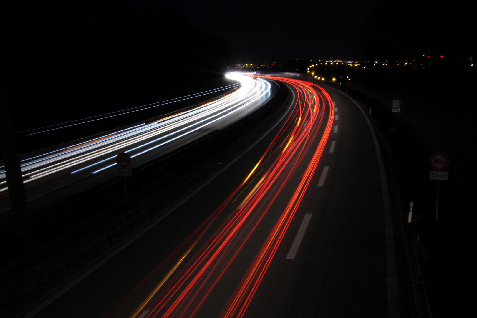 Autobahn bei Nacht