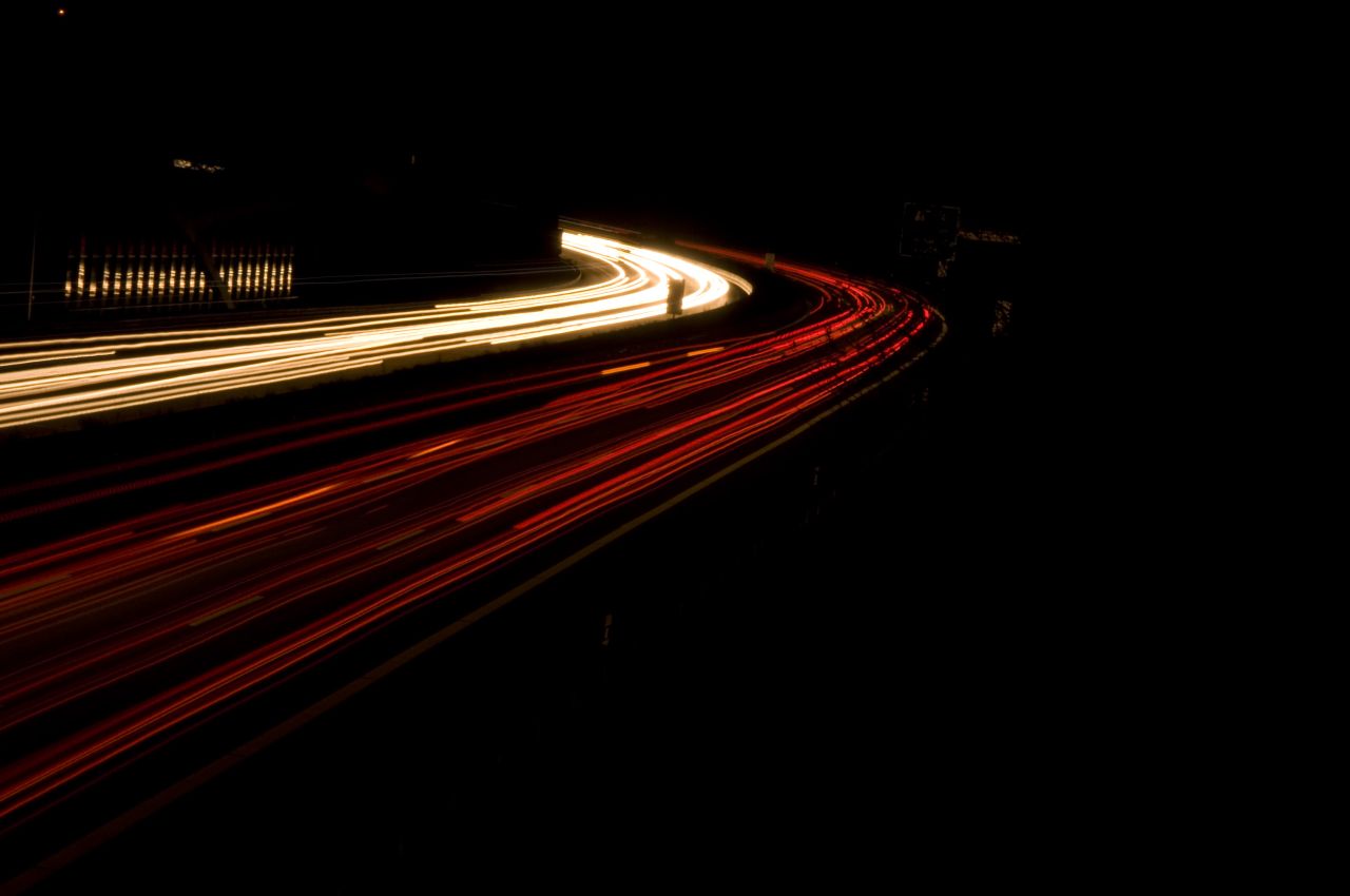 Autobahn bei Nacht.