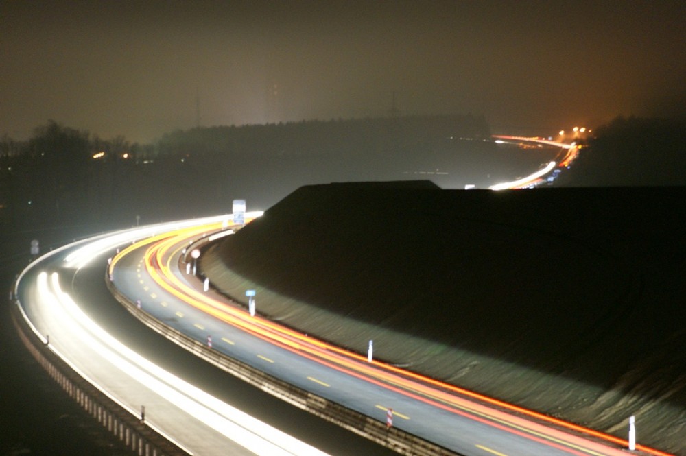 Autobahn bei Nacht