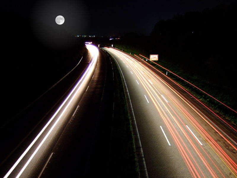 Autobahn bei Nacht