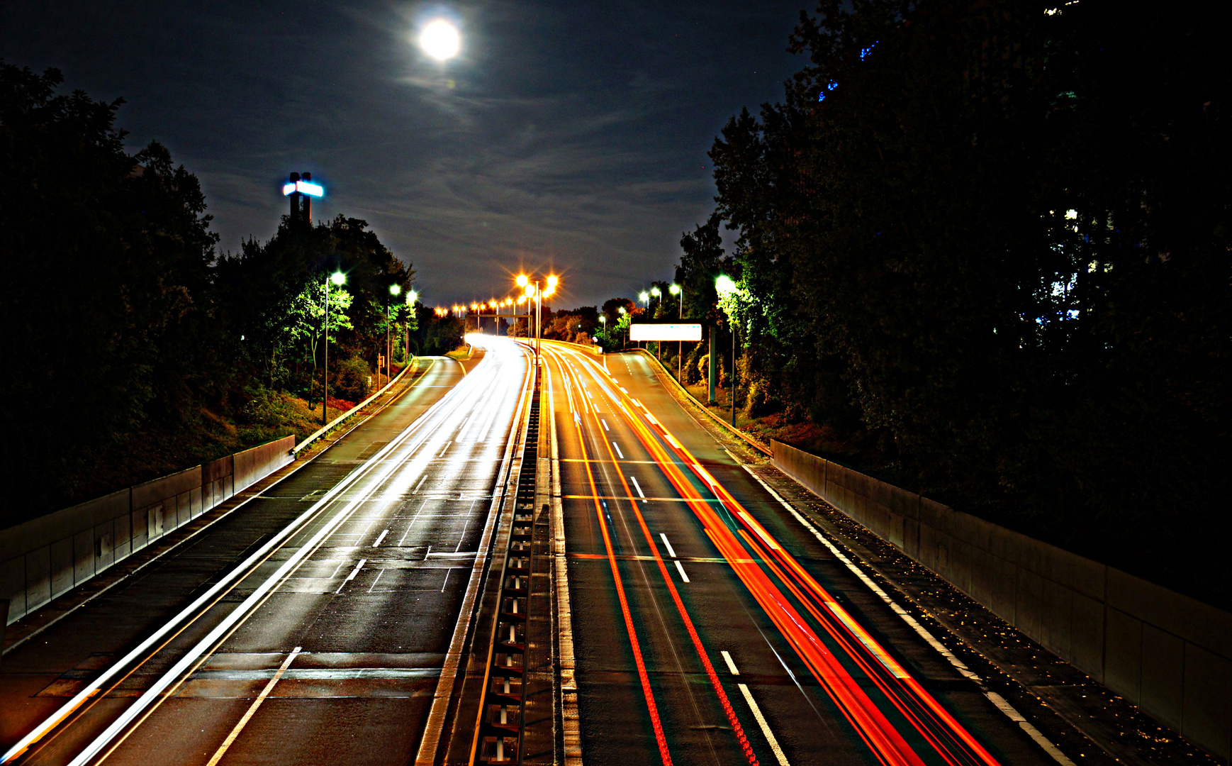 Autobahn bei Nacht in Berlin