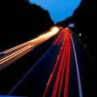 Autobahn bei Nacht mit Langzeitbelichtung