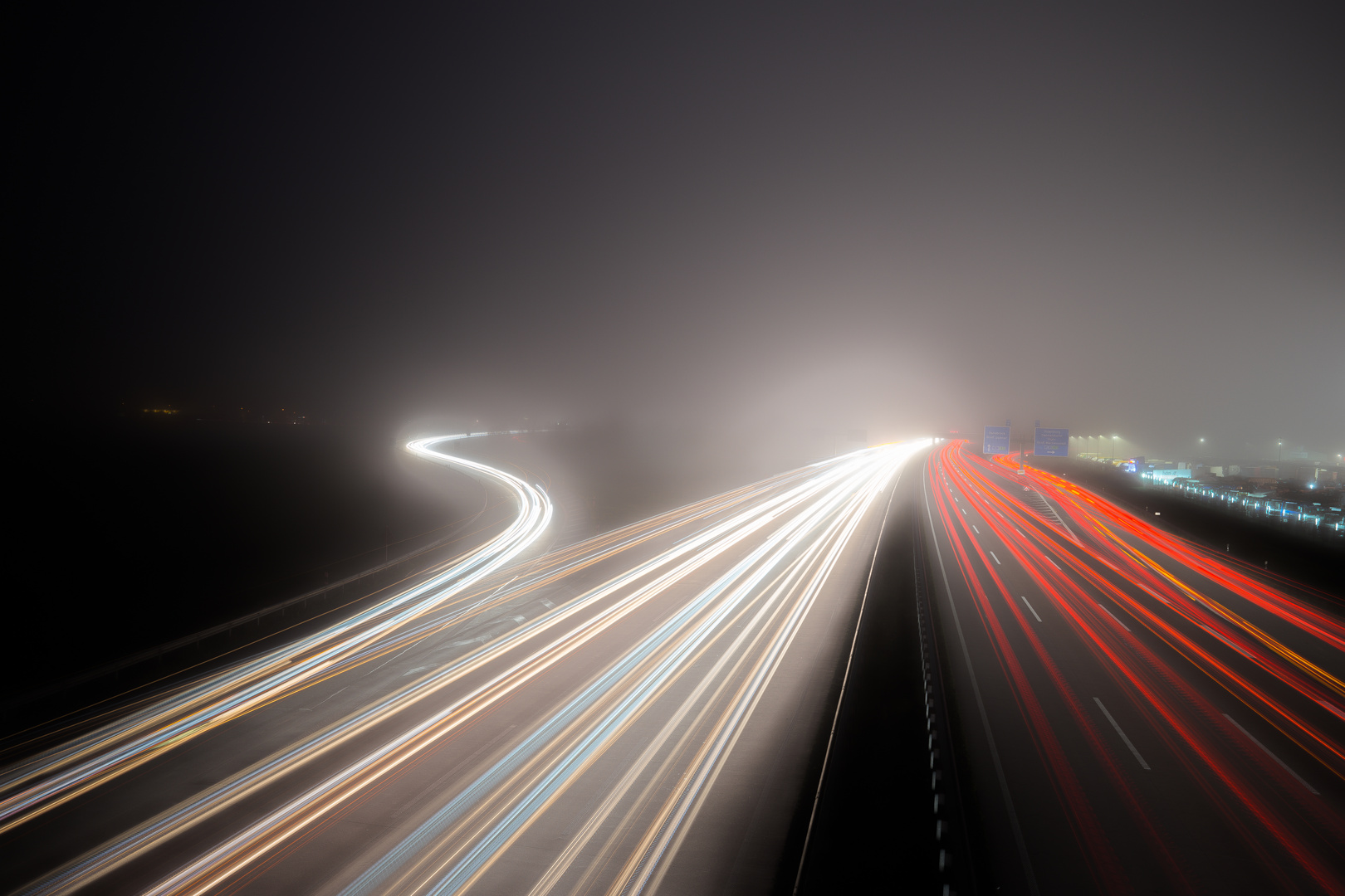 Autobahn bei Nebel Foto & Bild | architektur, straßen & brücken