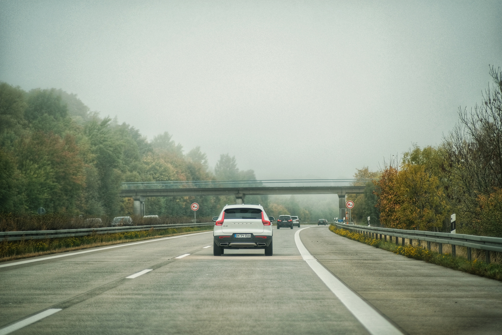 Autobahn bei Nebel 
