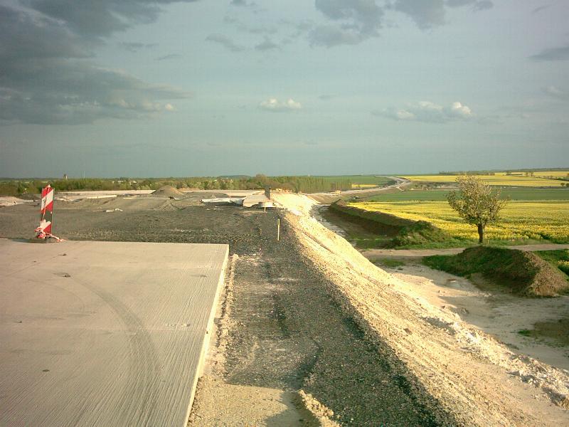 Autobahn gegen Landschaft