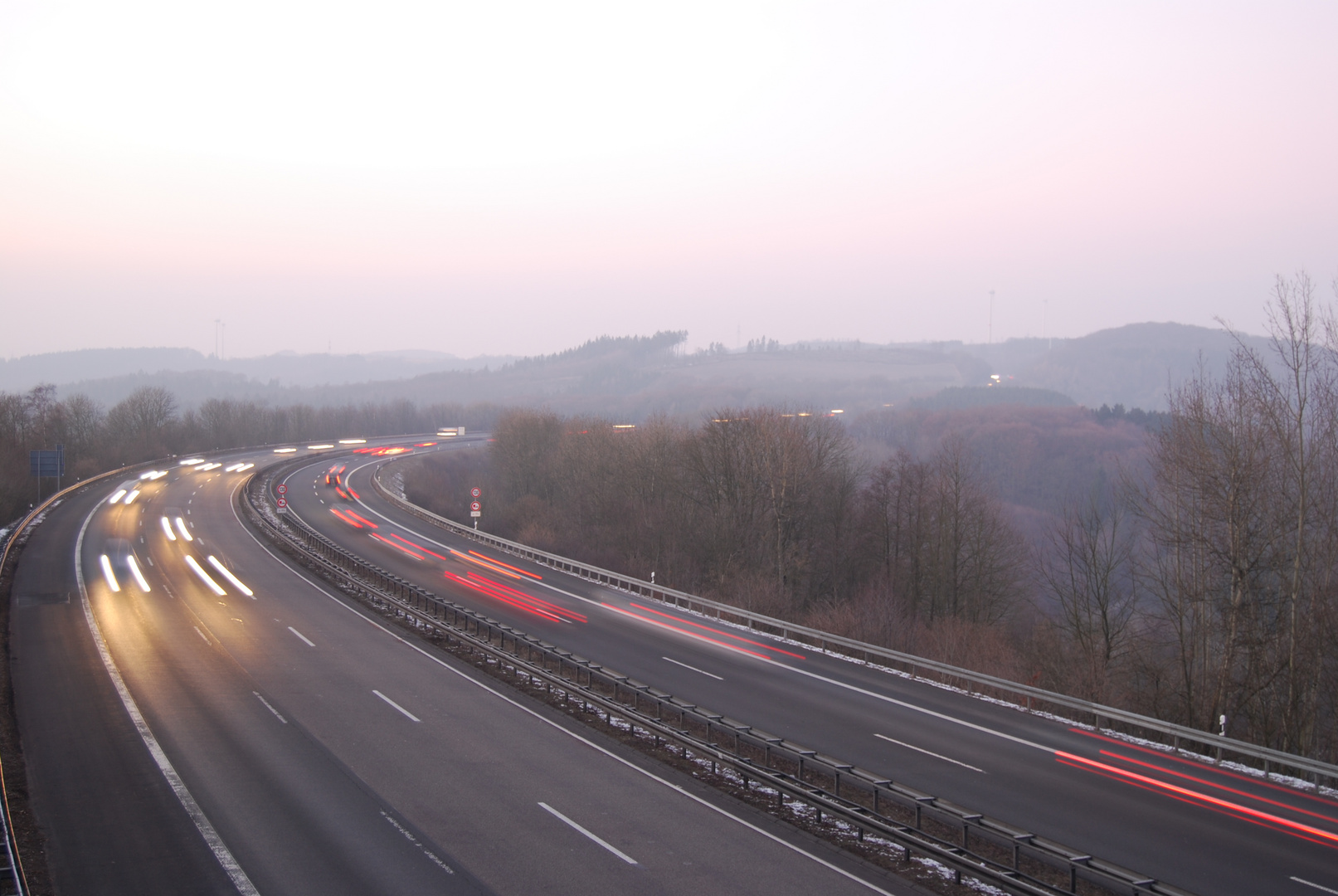 Autobahn in der Dämmerung