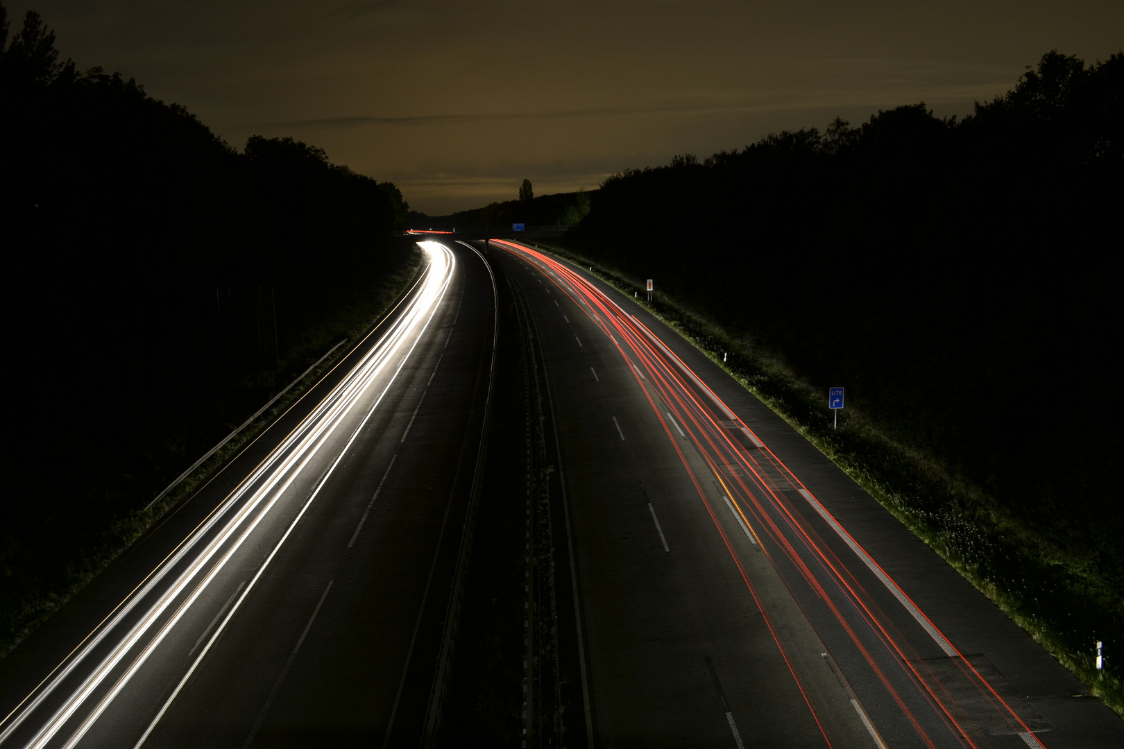 Autobahn in der Nacht - A44 Richtung Bochum