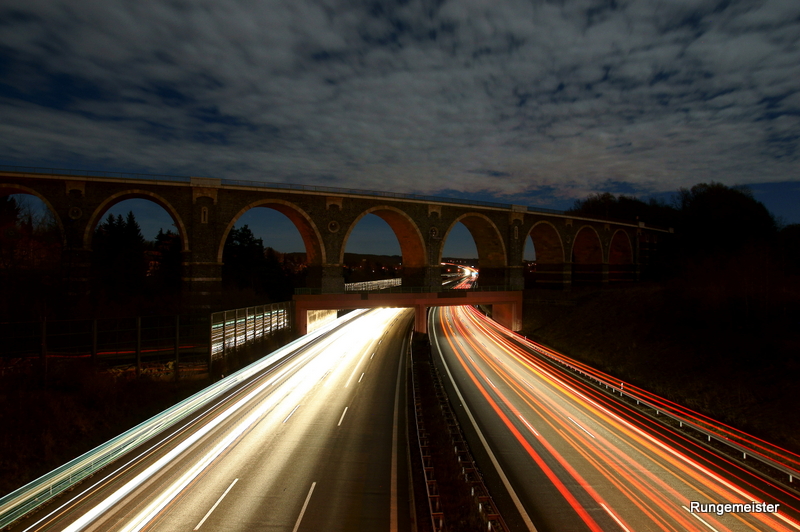 Autobahn in Vollmondnacht