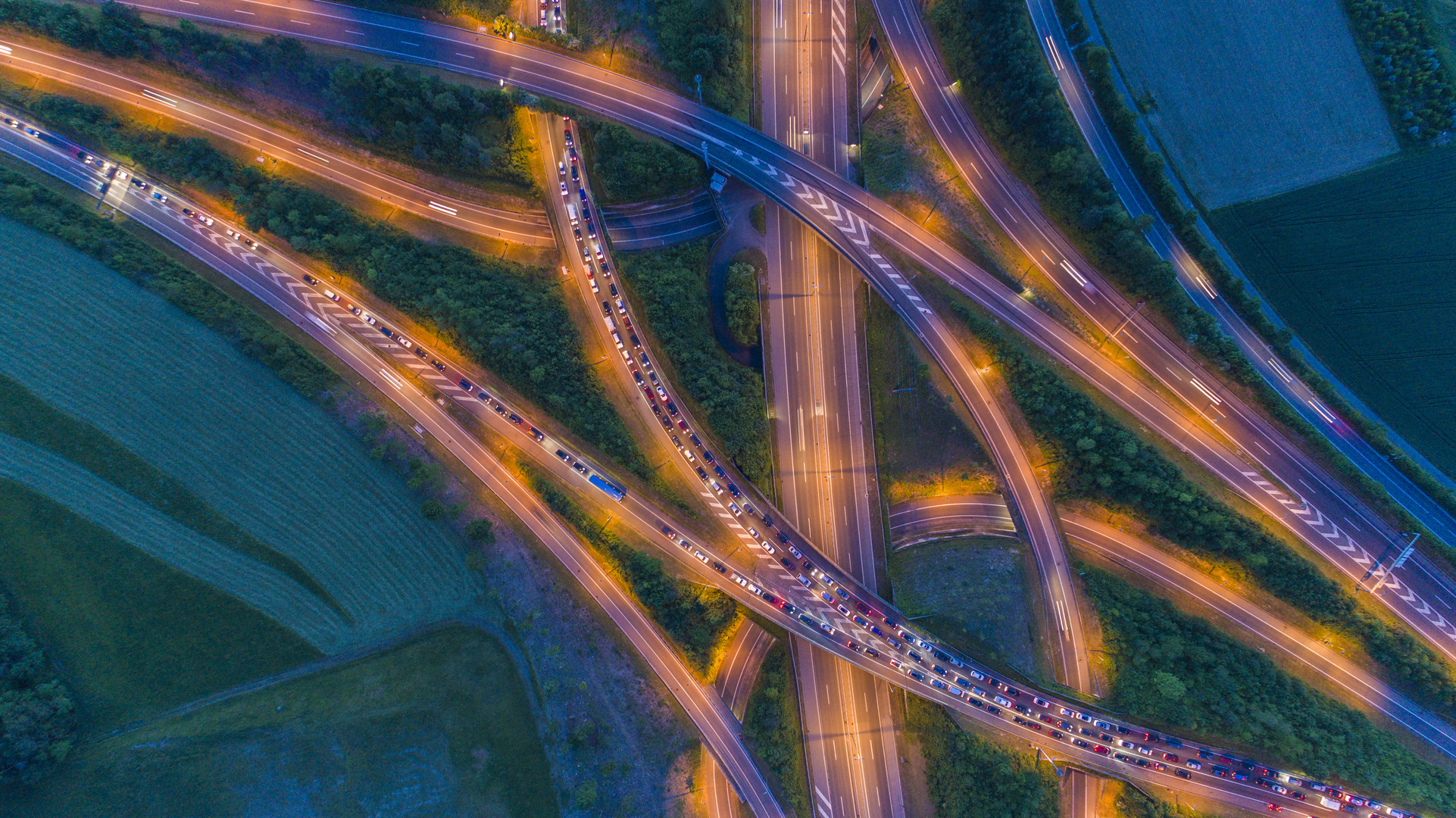 Autobahn-Kreuz bei Nacht - Luftaufnahme