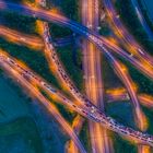 Autobahn-Kreuz bei Nacht - Luftaufnahme
