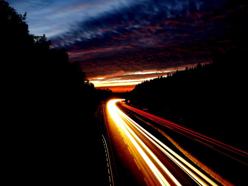 Autobahn Langzeitbelichtung bei Dämmerung