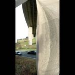 Autobahn-Talbrücke von unten (vertikales Panorama)