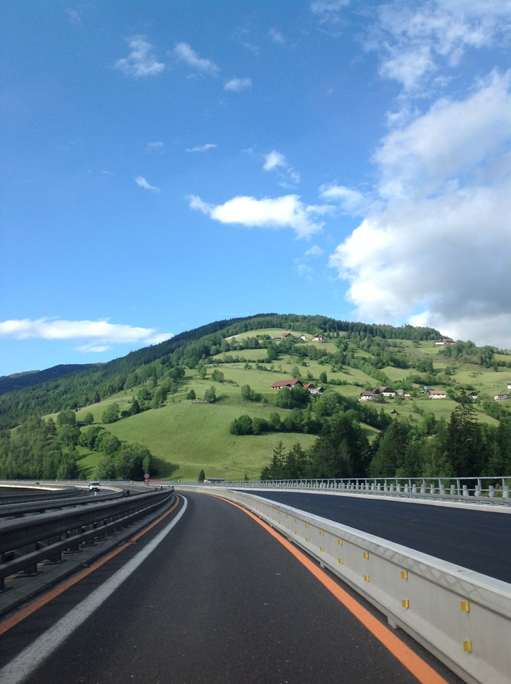 Autobahn trifft Natur