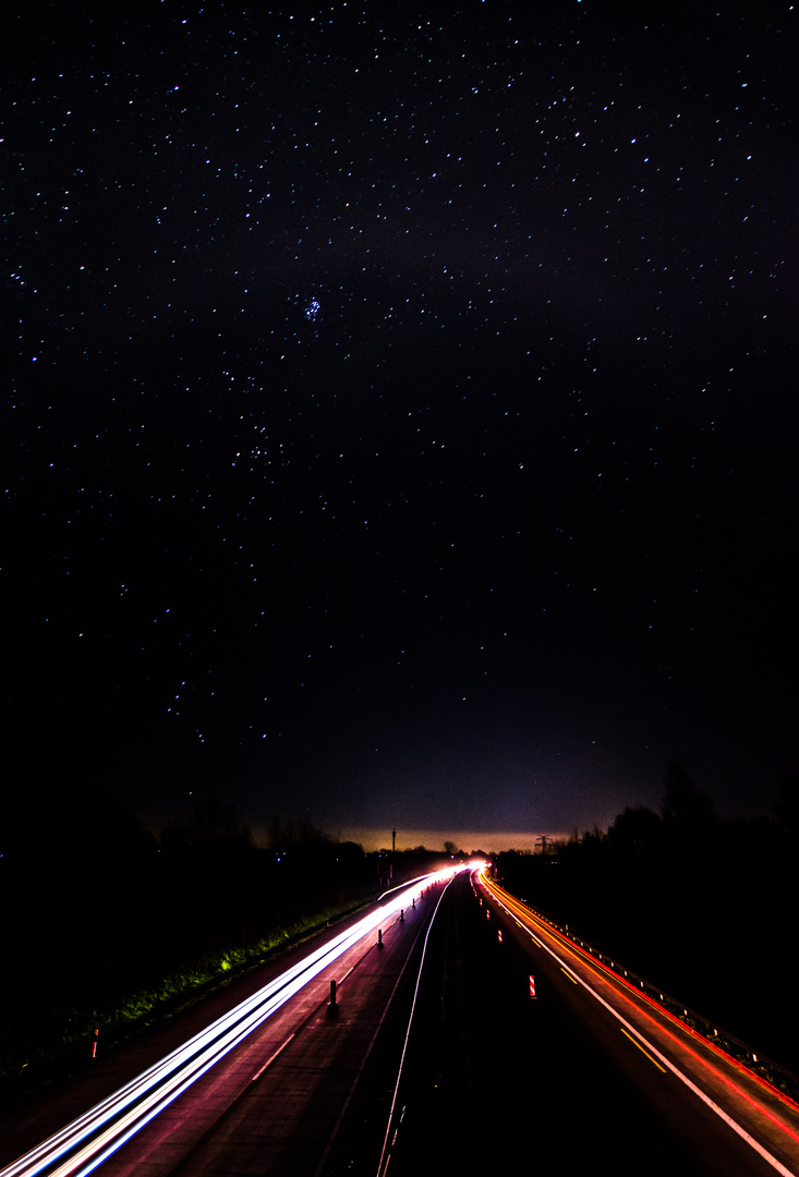 Autobahn unter Sternenhimmel
