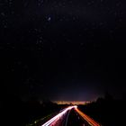 Autobahn unter Sternenhimmel