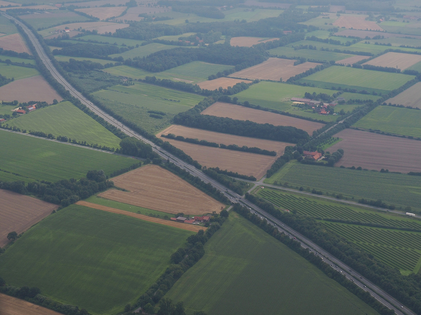 Autobahn zerschneidet die Landschaft