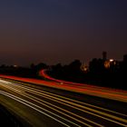 Autobahnabfahrt bei Nacht