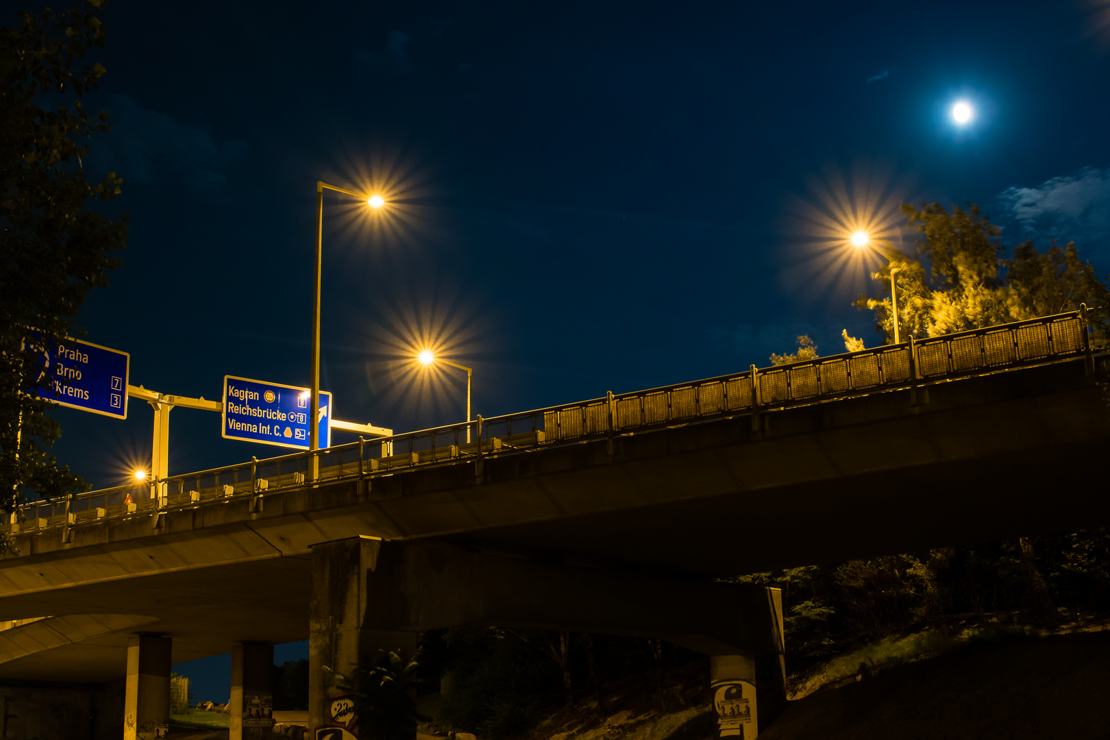 Autobahnauffahrt bei Nacht