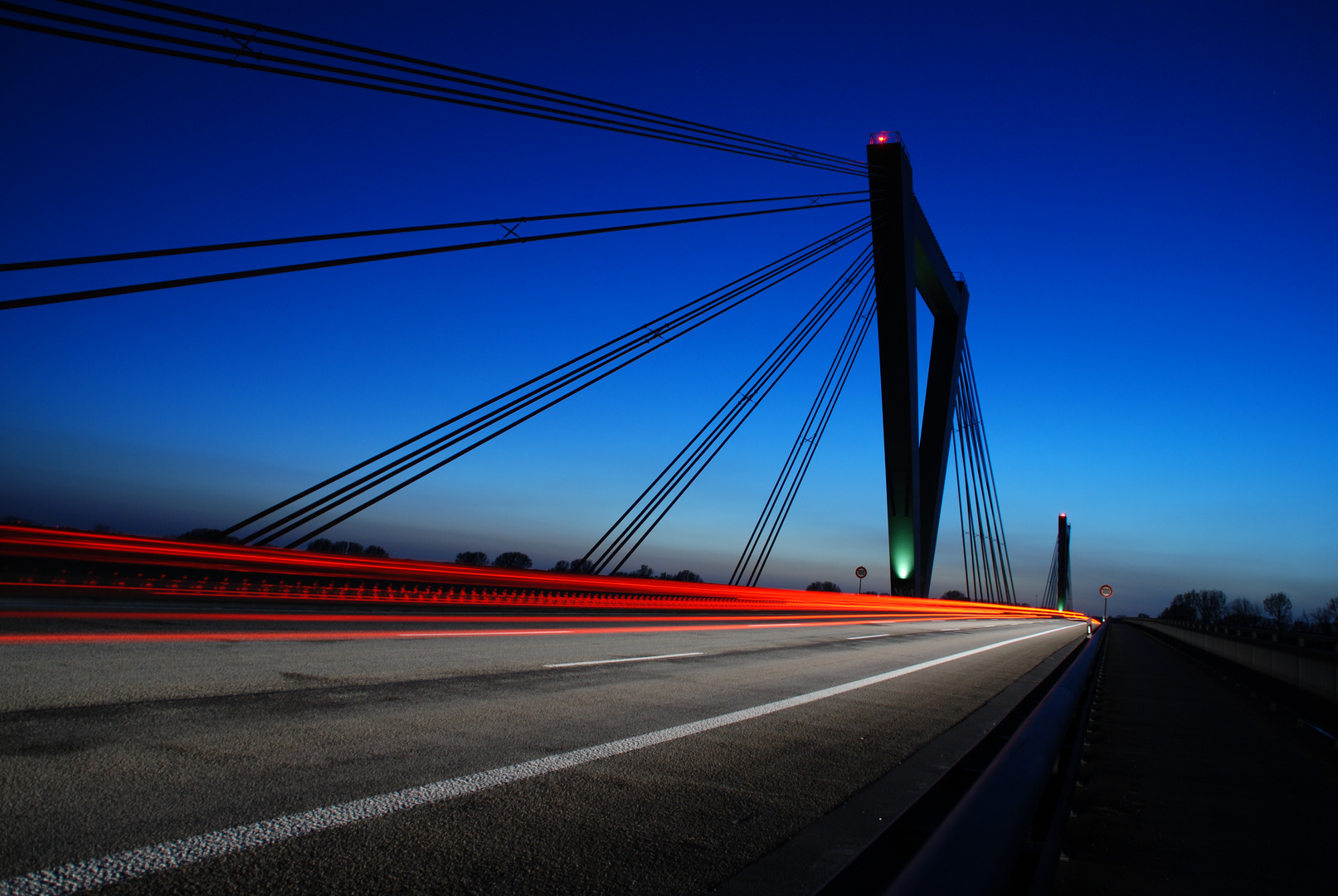 Autobahnbrücke A44 über den Rhein in der blauen Stunde