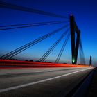 Autobahnbrücke A44 über den Rhein in der blauen Stunde