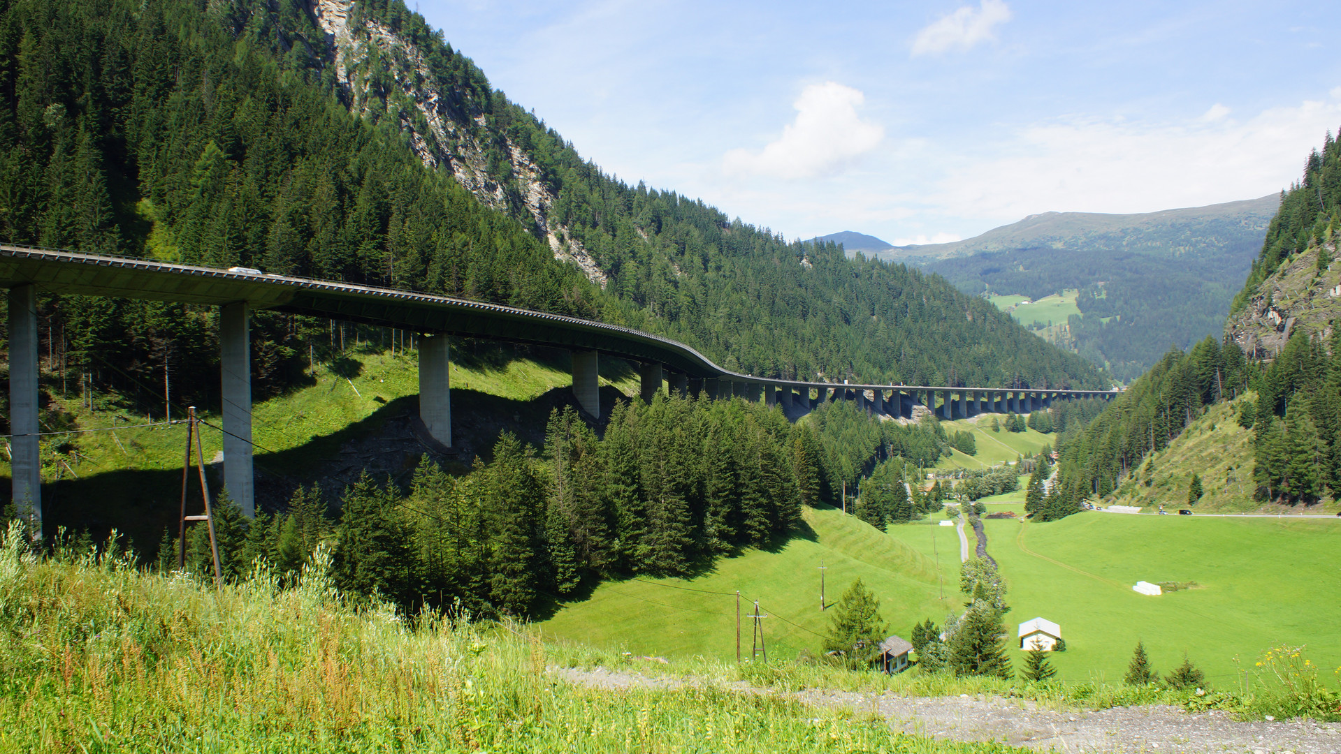 Autobahnbrücke am Berg