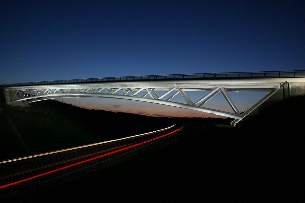 Autobahnbrücke bei Nacht