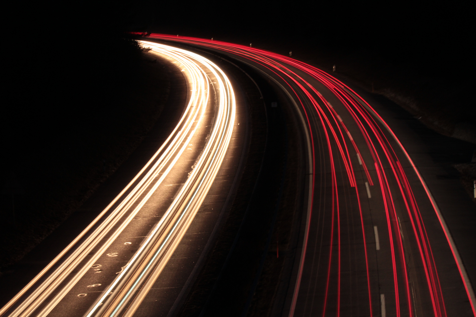 Autobahnbrücke bei Nacht