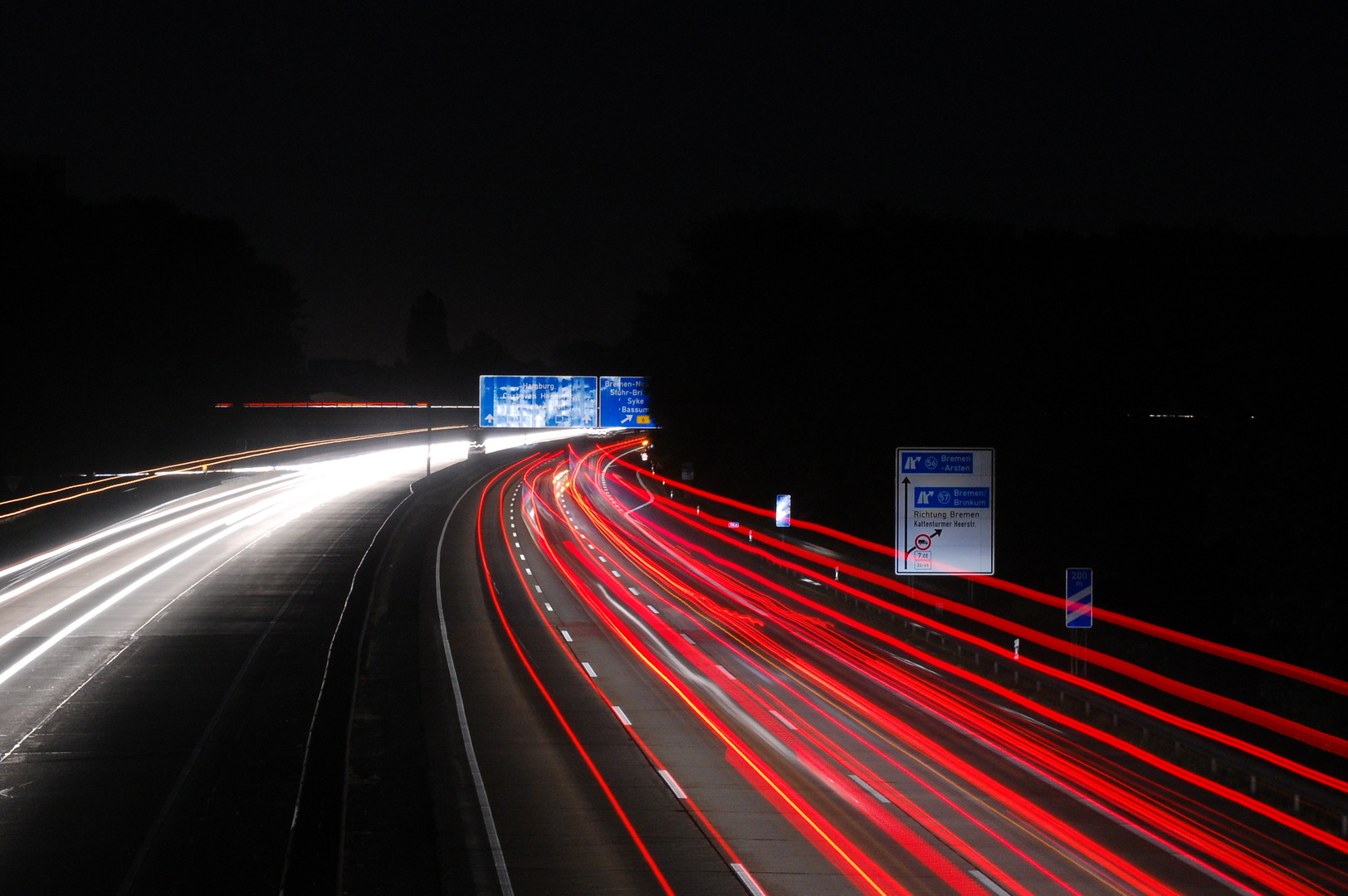 Autobahnbrücke bei Nacht