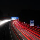 Autobahnbrücke bei Nacht