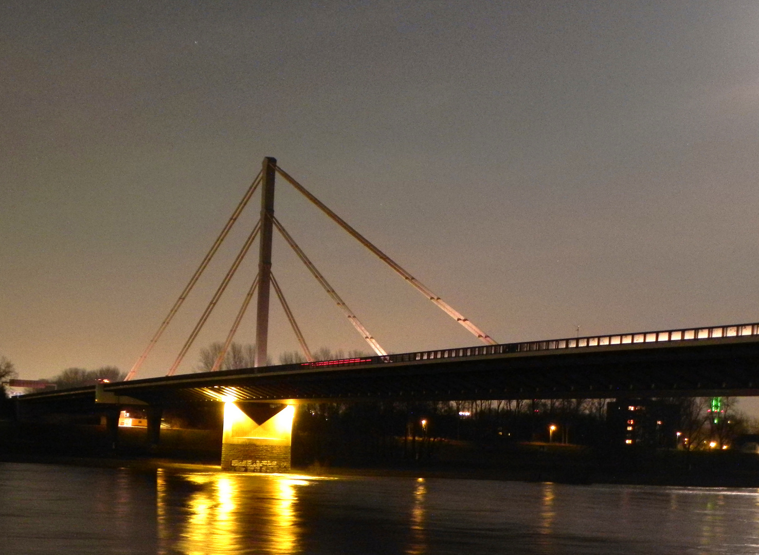 Autobahnbrücke der A 40 bei Duisburg-Neuenkamp