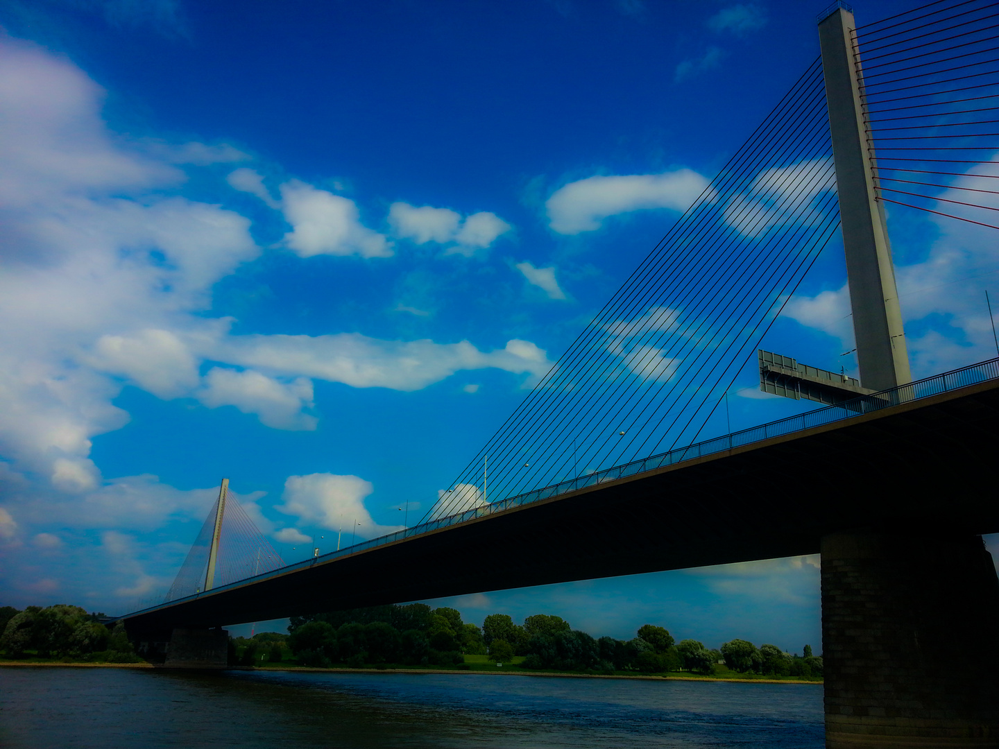 Autobahnbrücke im blauem Himmel