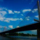 Autobahnbrücke im blauem Himmel