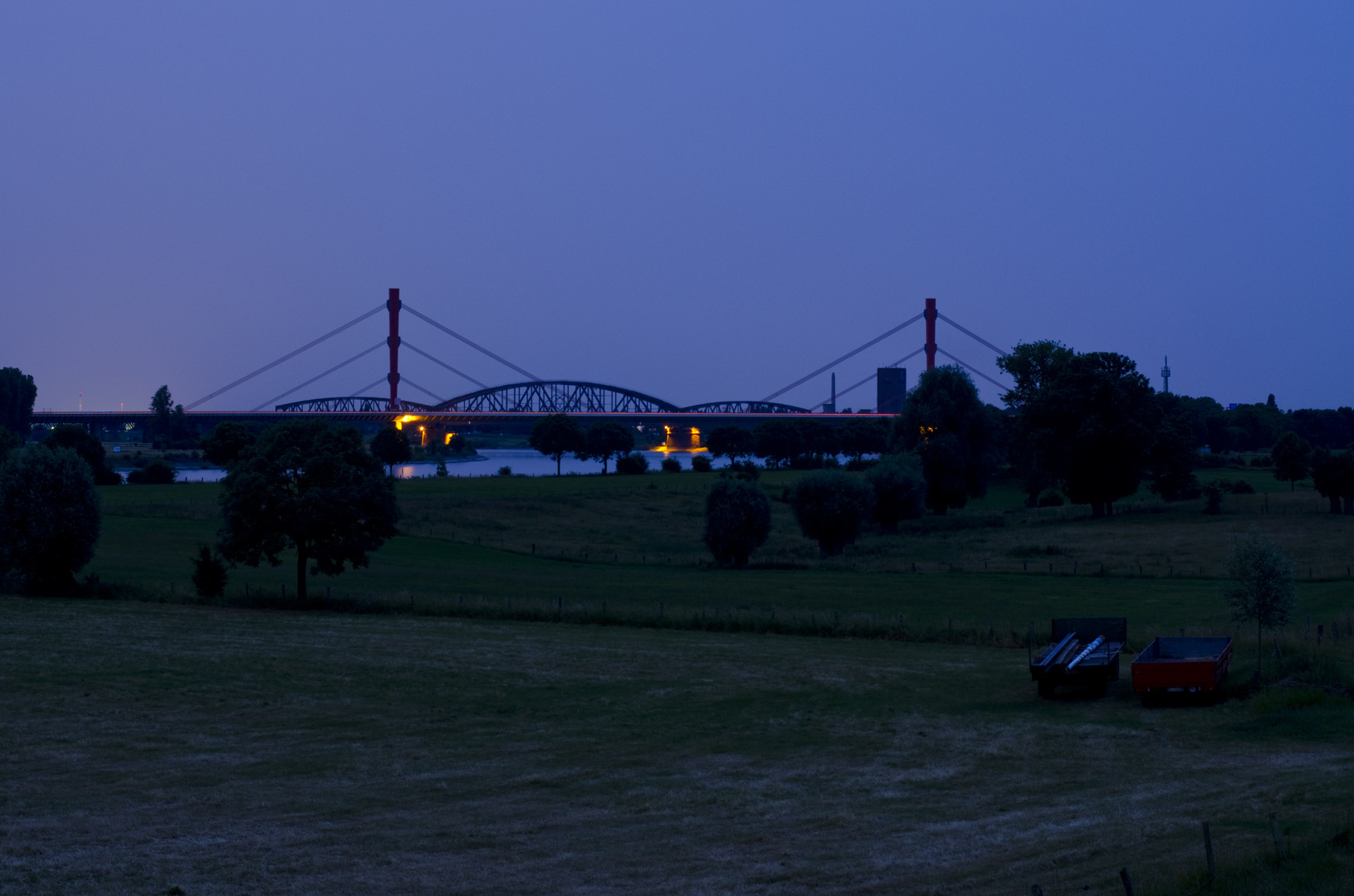 Autobahnbrücke in der blauen Stunde