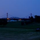 Autobahnbrücke in der blauen Stunde