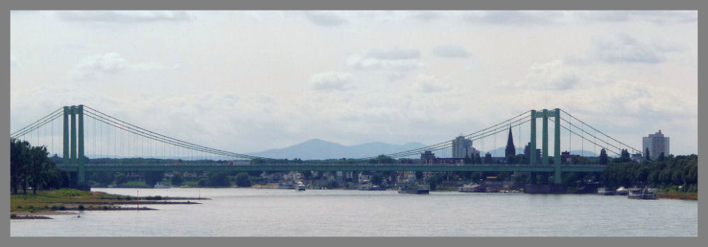 Autobahnbrücke in Köln-Rodenkirchen mit dem Siebengebirge im Hintergrund